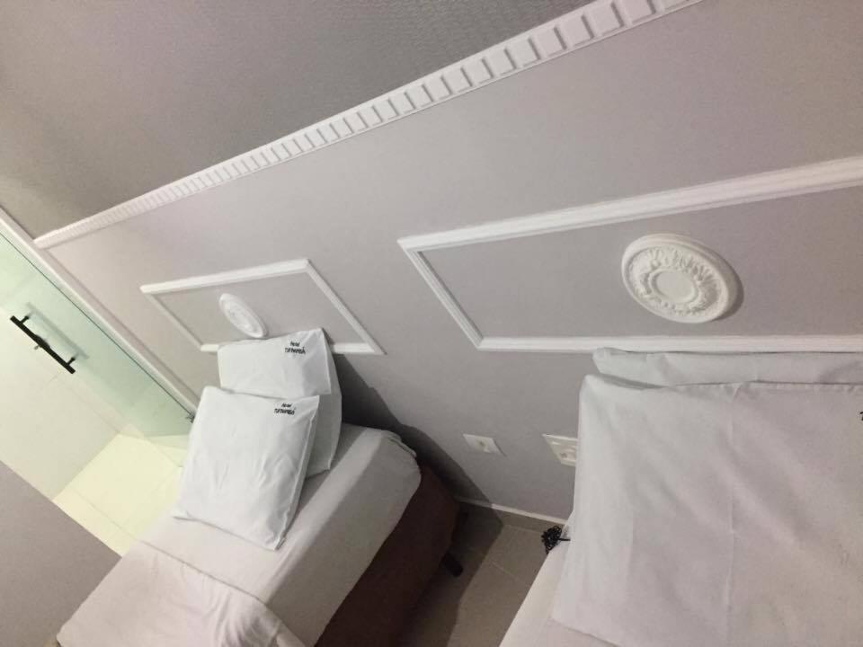 Habitación con cama y techo. en Hotel Guarulhos, en São Paulo