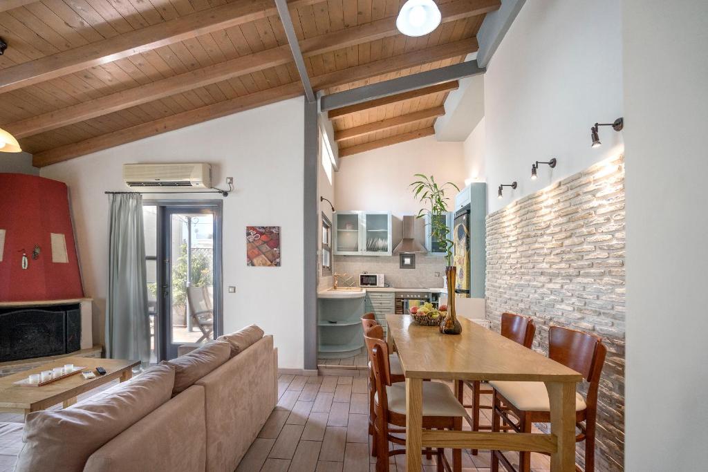 een keuken en een woonkamer met een bank en een tafel bij Valashouse in Athene