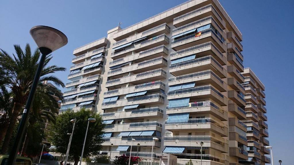 un edificio alto con muchas ventanas y luz de la calle en Colomeras Vidaber, en Oropesa del Mar