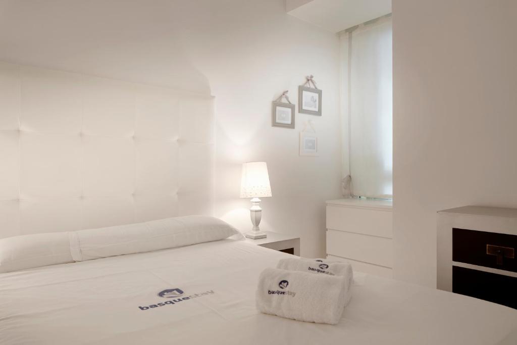 A bed or beds in a room at Hurbil - Basque Stay
