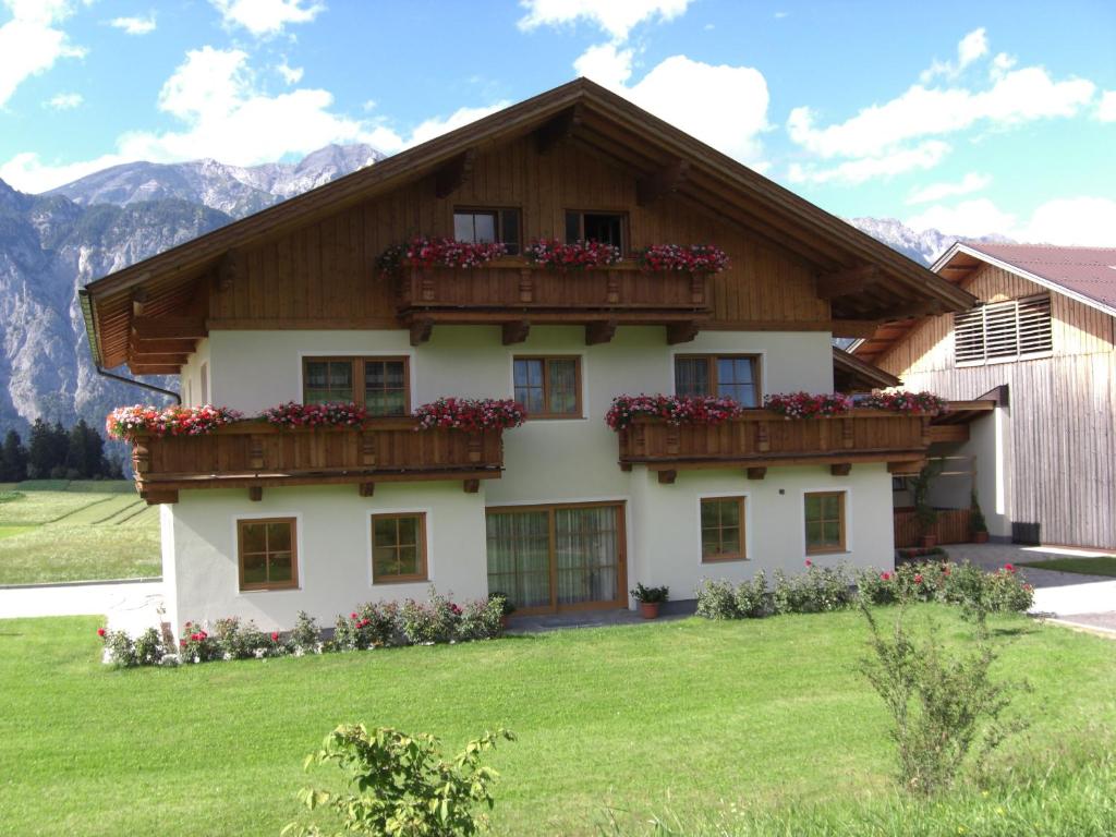 une maison avec des boîtes de fleurs au-dessus dans l'établissement Ferienwohnung Prader, à Innsbruck