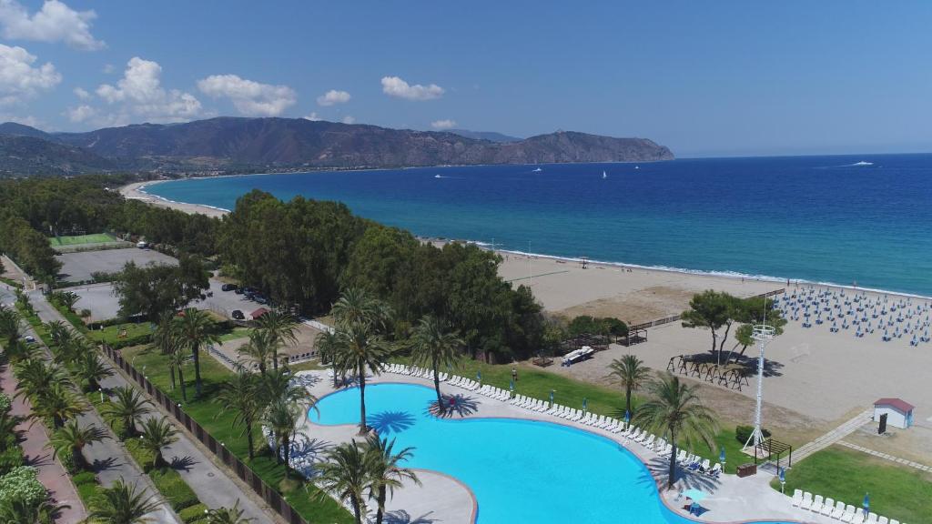 una vista aerea di un resort con piscina e spiaggia di Laguna Azzurra Portorosa a Furnari