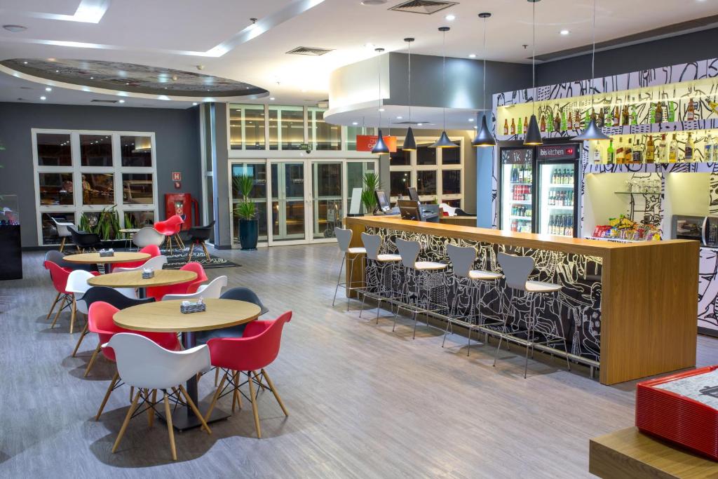 Khu vực lounge/bar tại ibis Araçatuba