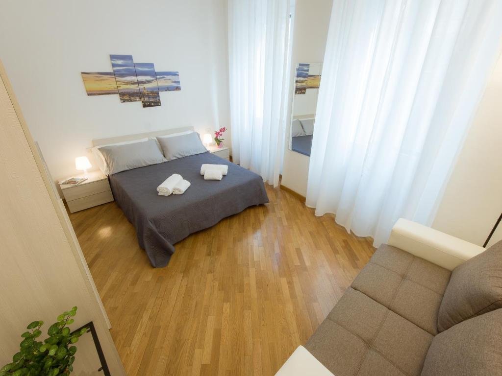 フィレンツェにあるCanacci Stylish 2 Bedroomのベッドルーム1室(ベッド1台、タオル2枚付)