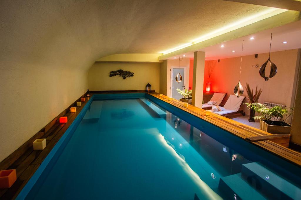 Bazén v ubytování BlackStone Apart Boutique Hotel nebo v jeho okolí