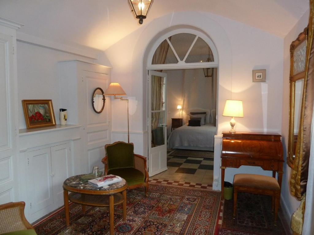 a living room with a piano and a bedroom at Le Jardin Andrinople in Richelieu