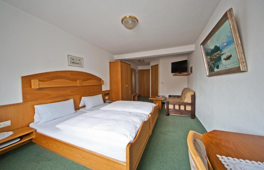 Postel nebo postele na pokoji v ubytování Hotel Goldener Sternen