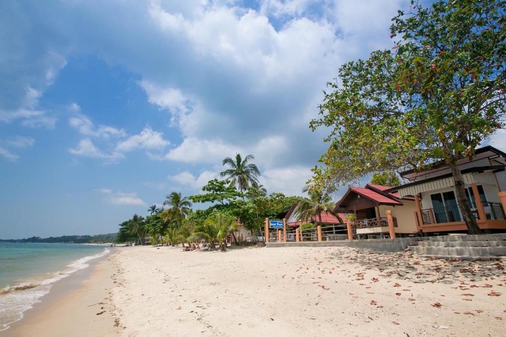 einen Strand mit einem Gebäude und dem Meer in der Unterkunft Lamai Resort in Lamai