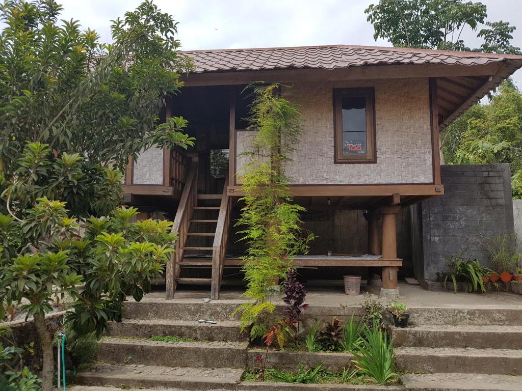 ein kleines Haus mit Treppen, die zu ihm führen in der Unterkunft Radiya Guesthouse in Sembalun Lawang