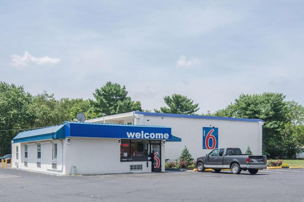 un magasin avec un camion garé devant lui dans l'établissement Motel 6-Glassboro, NJ - Rowan University, à Glassboro