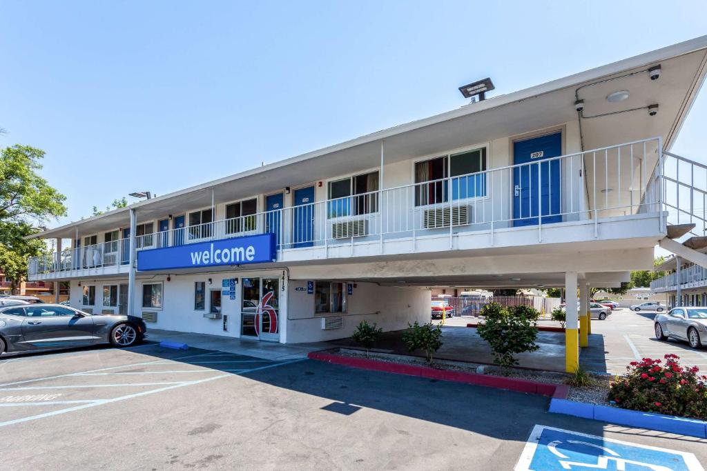 薩克拉門托的住宿－Motel 6 Sacramento, Ca - Downtown，酒店大楼设有阳台和停车场