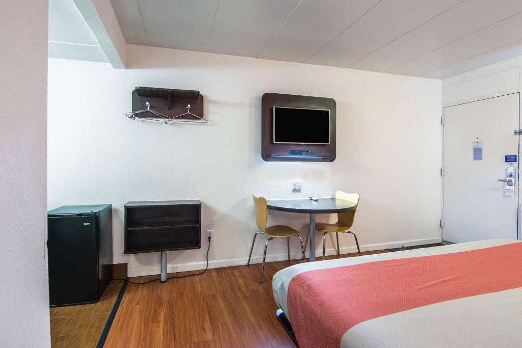 Motel 6-Glassboro, NJ - Rowan University - Deluxe King Room - Non-Smoking