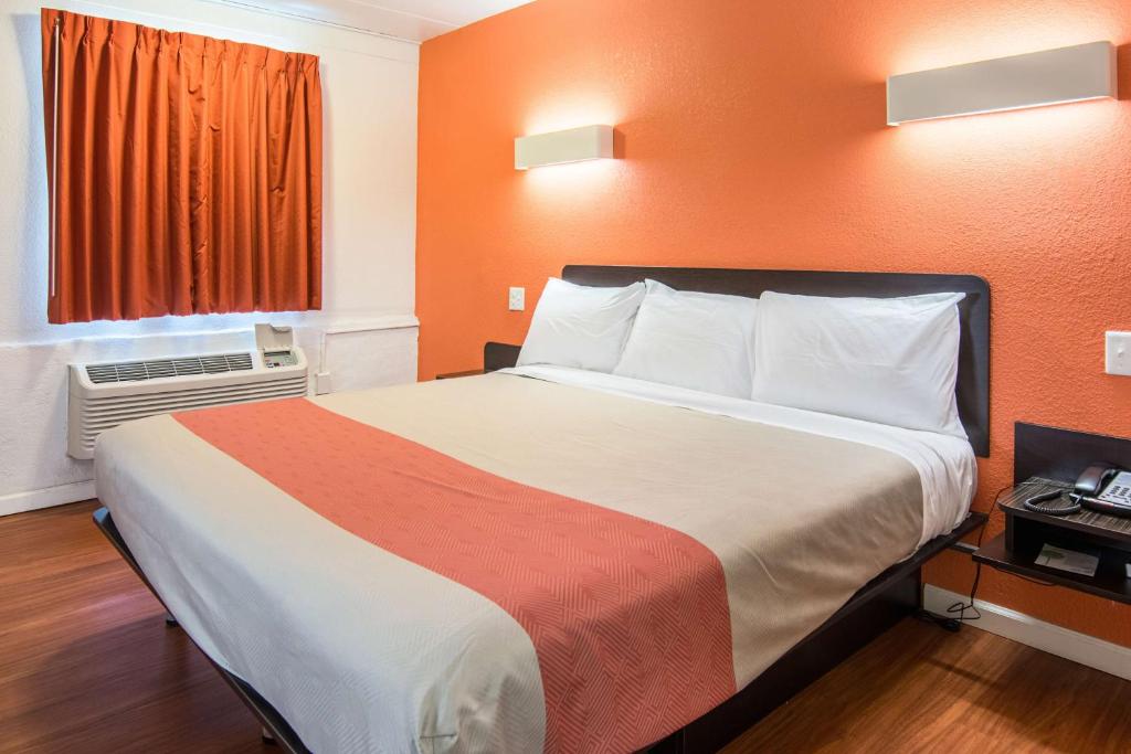Motel 6-Glassboro, NJ - Rowan University - Deluxe King Room - Smoking