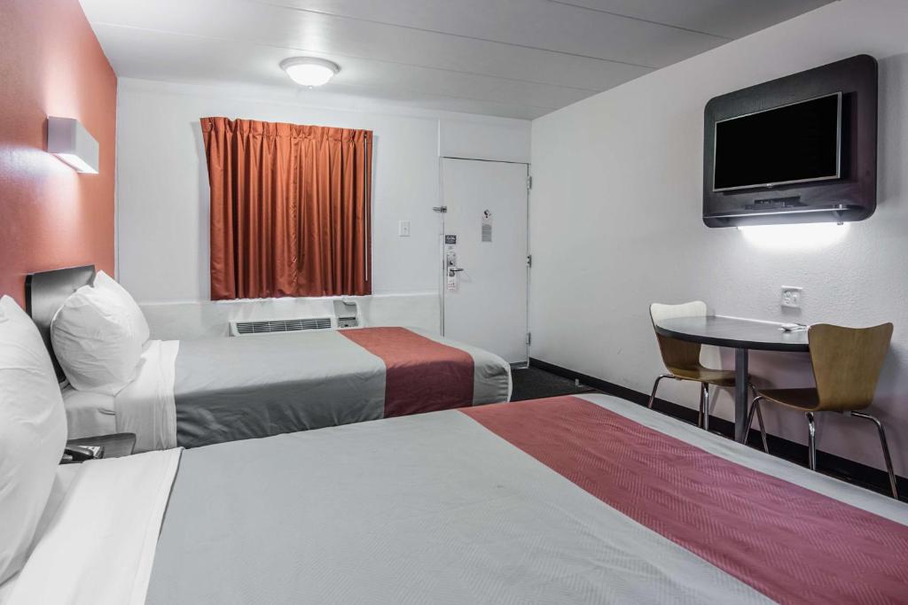 Motel 6-Glassboro, NJ - Rowan University - Deluxe Quadruple Room - Smoking