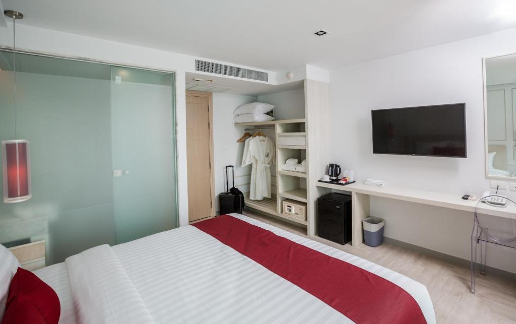 TV a/nebo společenská místnost v ubytování The Bloc Hotel Phuket - SHA Extra Plus
