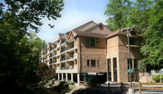 um grande edifício de tijolos em frente a uma rua em Park Place Condos em Gatlinburg