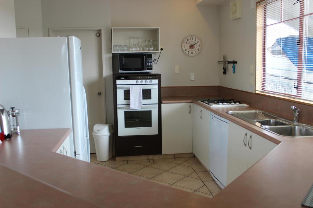 Kuchyň nebo kuchyňský kout v ubytování Quality Inn Acapulco Taupo