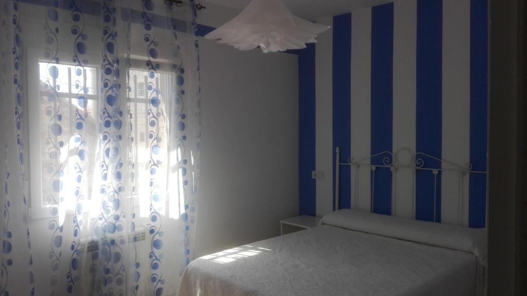 アビラにあるVuT Dalia 4のベッドルーム1室(青と白のストライプのベッド1台付)