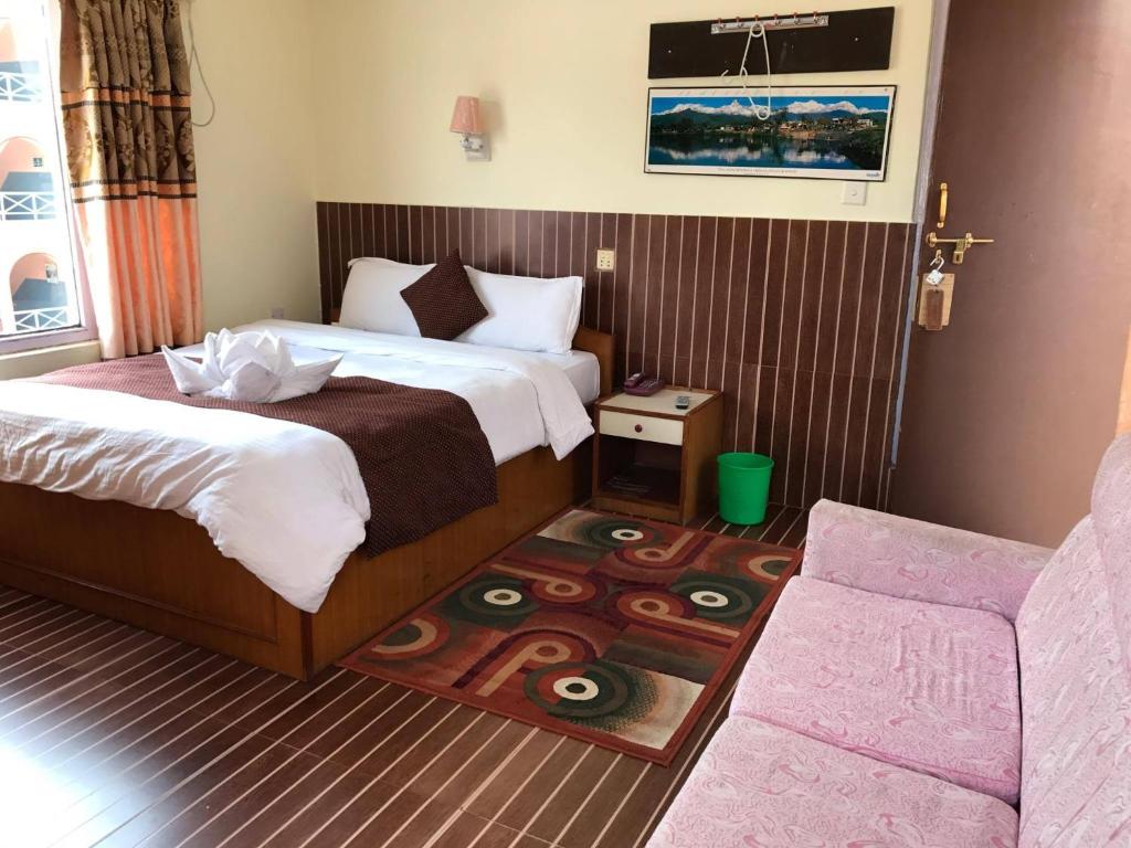 Postel nebo postele na pokoji v ubytování Hotel Himalayan Inn