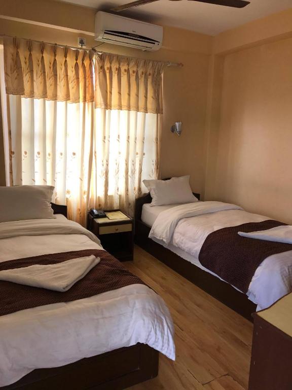 Postel nebo postele na pokoji v ubytování Hotel Himalayan Inn