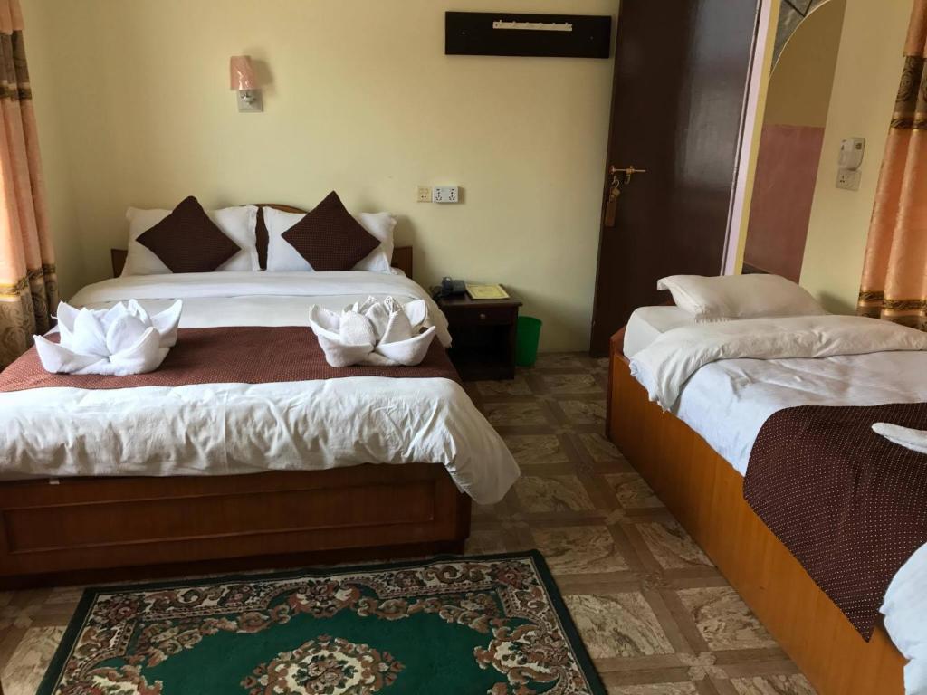 Postel nebo postele na pokoji v ubytování Hotel Himalayan Inn