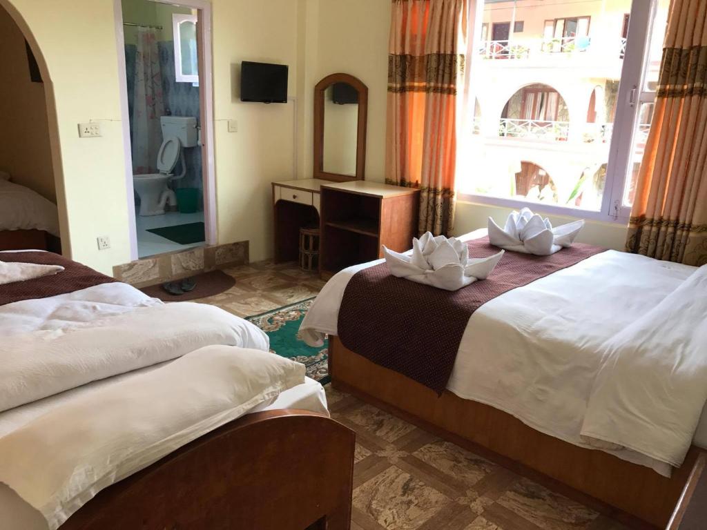 Postel nebo postele na pokoji v ubytování Hotel Himalayan Inn