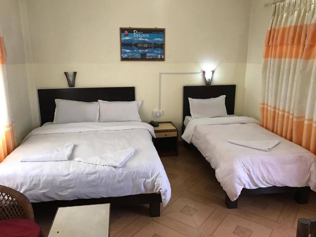 Postel nebo postele na pokoji v ubytování Hotel Himalayan Inn