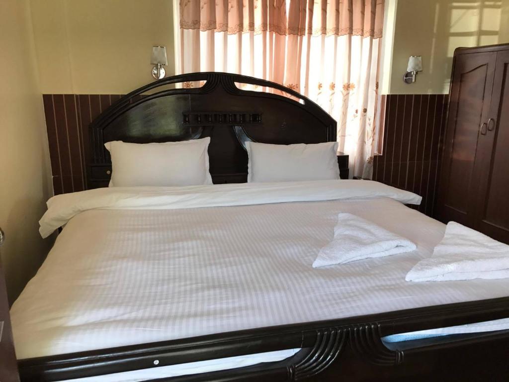 Postel nebo postele na pokoji v ubytování Hotel Himalayan Inn