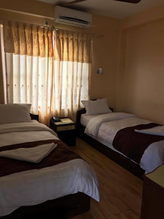 Postel nebo postele na pokoji v ubytování Hotel Himalayan Inn