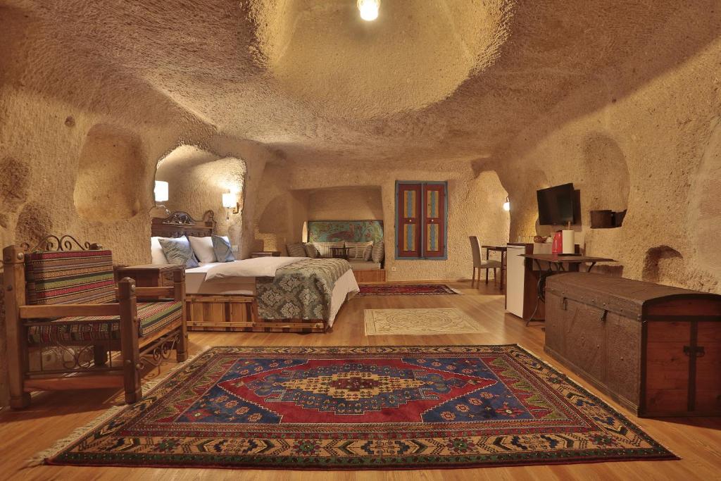um quarto com uma cama e um tapete num quarto em Three Doors Cappadocia em Ortahisar
