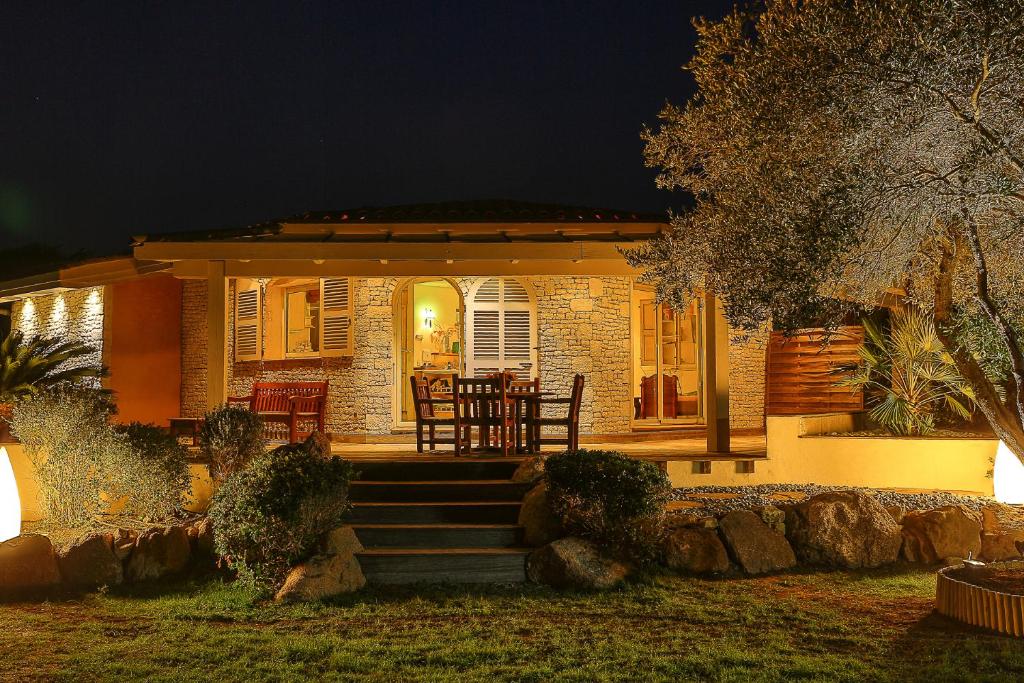 uma casa com uma escada em frente à noite em Villa Cartarana em Bonifacio