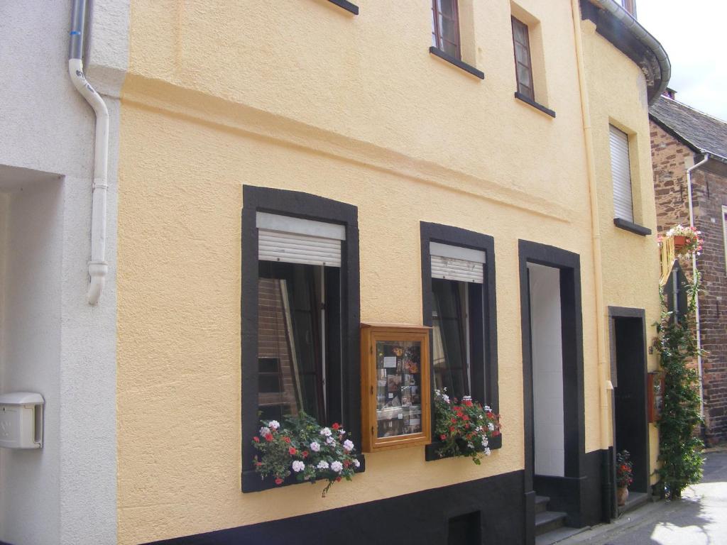 ein Gebäude mit zwei Fenstern mit Blumenkästen darauf in der Unterkunft Zum Achten Himmel in Klotten