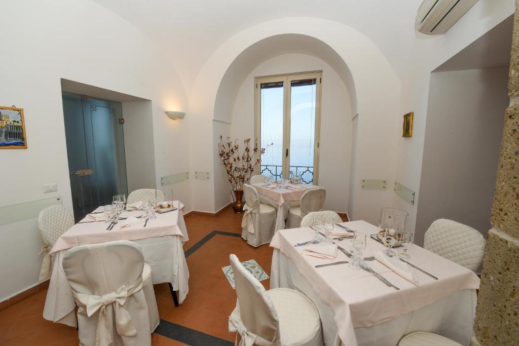 Reštaurácia alebo iné gastronomické zariadenie v ubytovaní Villa Crawford