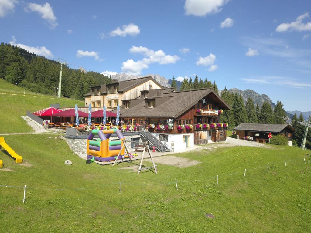 um grande edifício com um parque infantil em frente em Haus Matschwitz em Schruns