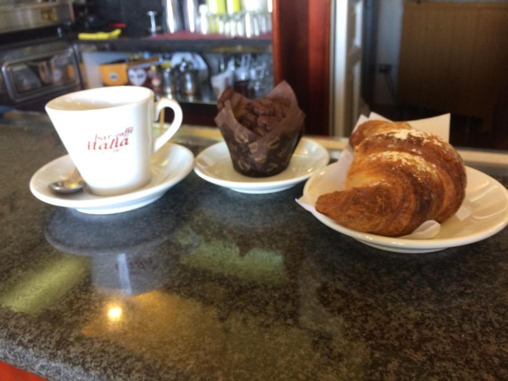 una mesa con dos platos de pan y una taza de café en Alle Antiche Mura, en Caiazzo