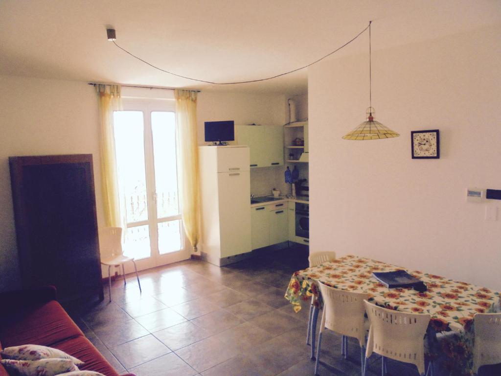 sala de estar con mesa y cocina en Orizzonte, en Urbania
