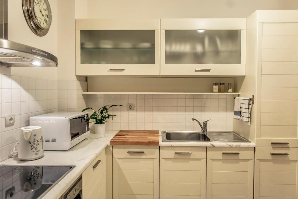 Kuchyňa alebo kuchynka v ubytovaní Elegant Supercentral Apartment