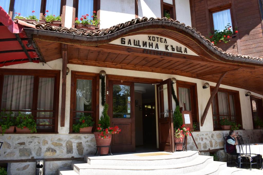 ein Gebäude mit einem Schild, das Bula Villa liest in der Unterkunft Family Hotel Bashtina Kashta in Kopriwschtiza