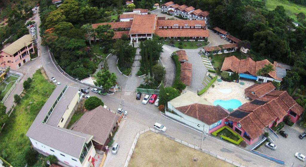 an overhead view of a house with a driveway and a street at Caparaó Parque Hotel in Caparaó Velho