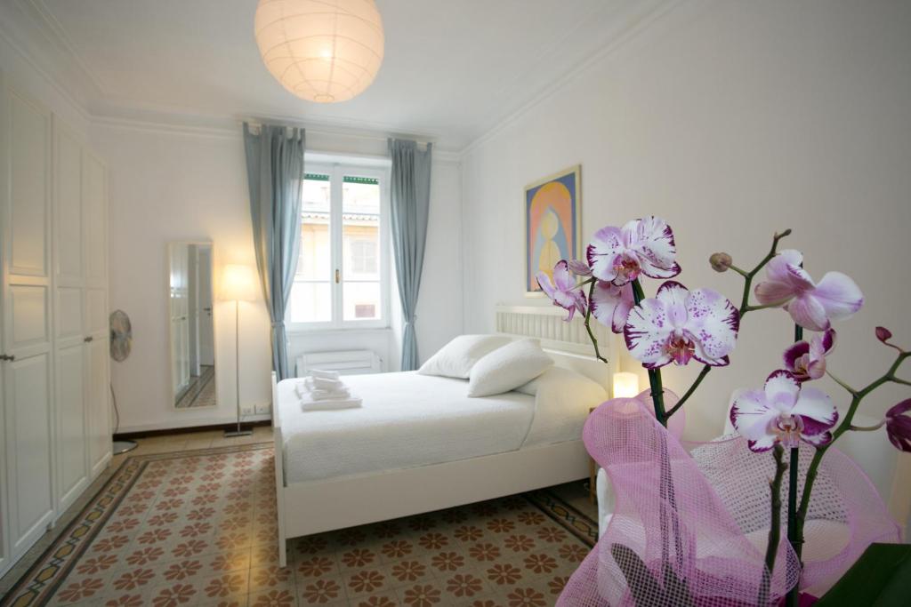 ローマにあるMorin 27のベッドルーム(白いベッド1台、紫色の花付)