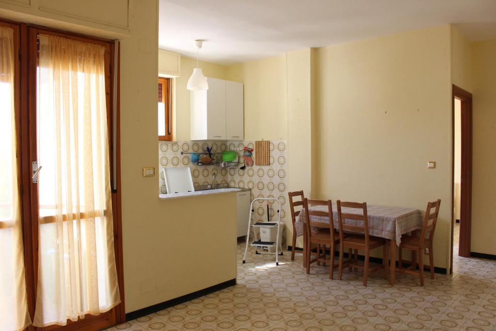 a kitchen and dining room with a table and chairs at Appartamento Ciclamini in Campomarino