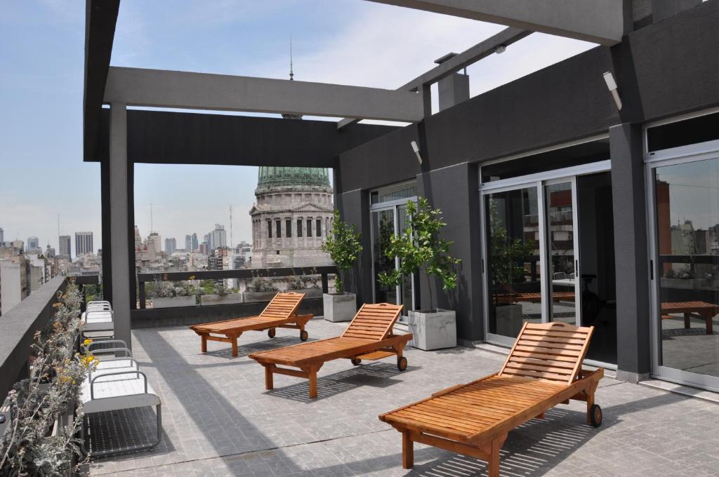 a group of benches sitting on top of a building at Uno Buenos Aires Suites in Buenos Aires