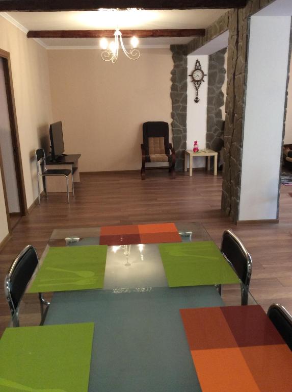een vergaderzaal met een tafel en stoelen bij Guest House na Komarov 1 in Gagra