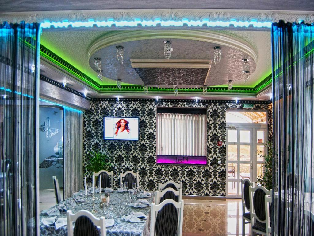 TV a/nebo společenská místnost v ubytování Mini Hotel Leon