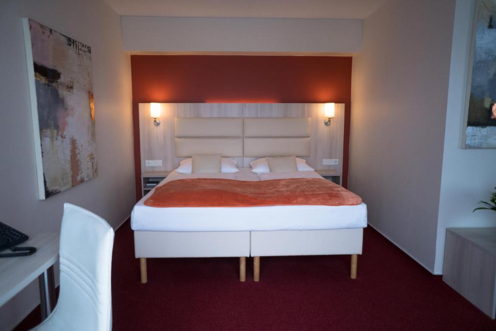 Postel nebo postele na pokoji v ubytování Hotel Rödelheimer Hof - Am Wasserturm