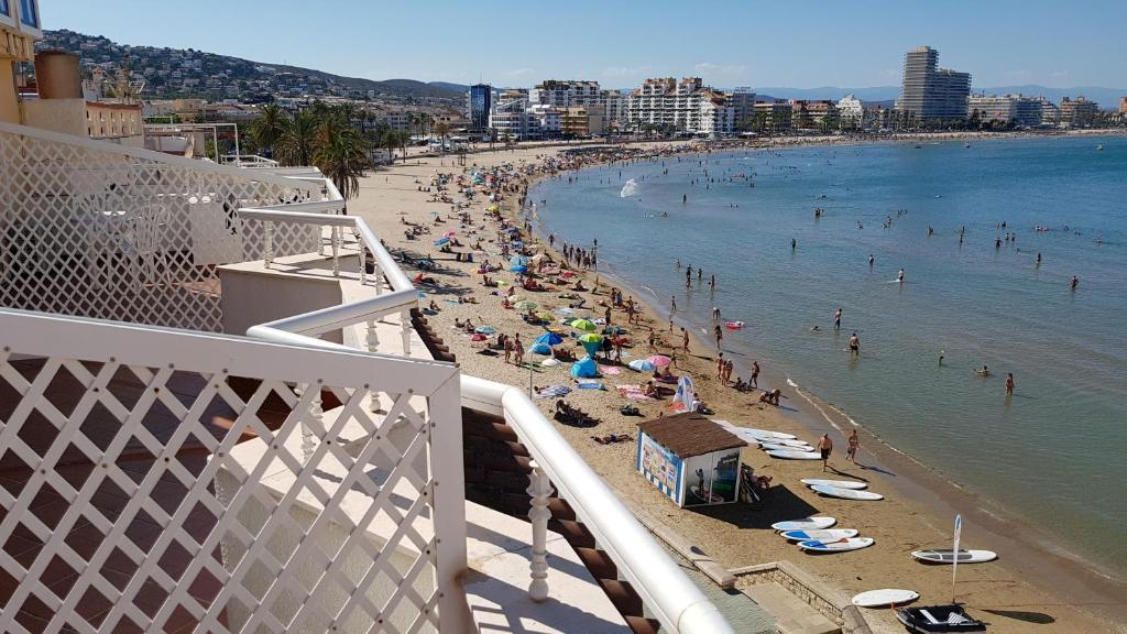 uma praia com um monte de pessoas na água em Hotel Cabo de Mar em Peñíscola