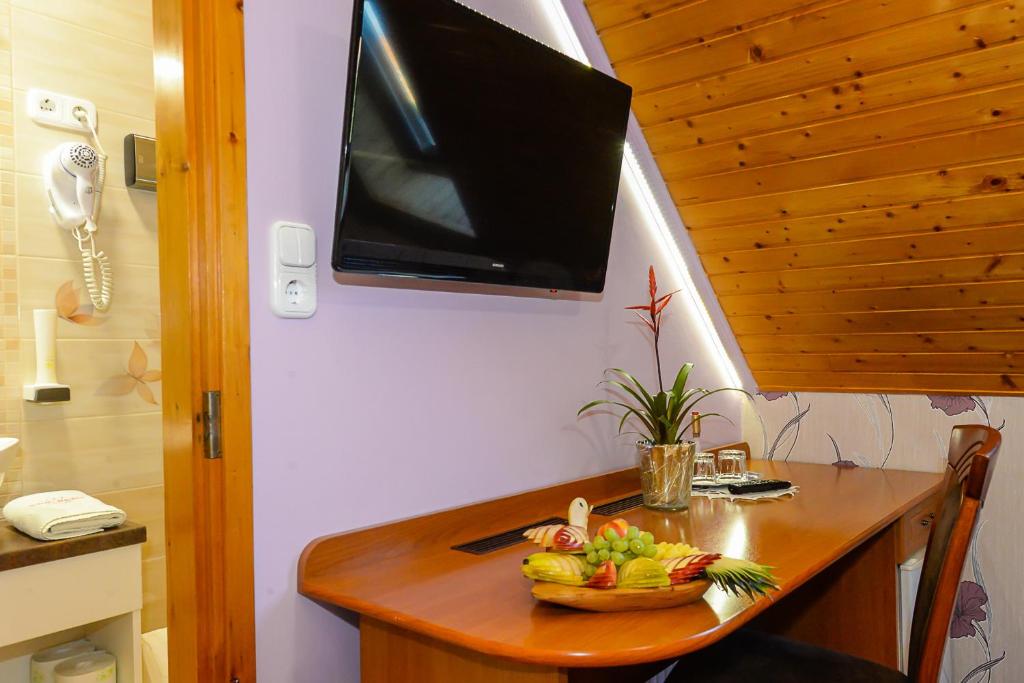 A television and/or entertainment centre at Tinódi Fogadó
