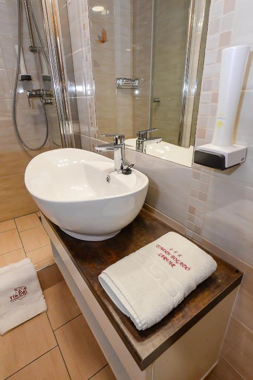 A bathroom at Tinódi Fogadó