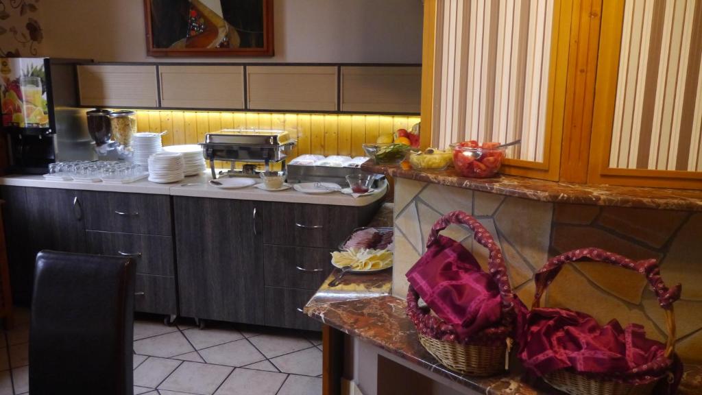 A kitchen or kitchenette at Tinódi Fogadó