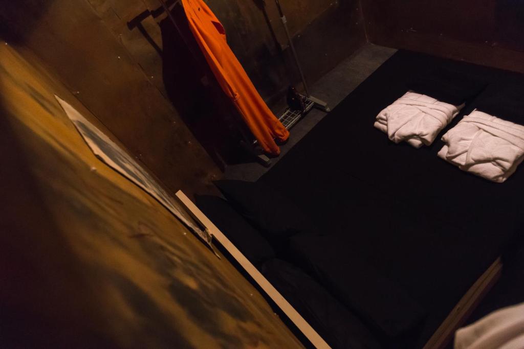 Postel nebo postele na pokoji v ubytování ALCATRAZ JAIL-HOSTEL